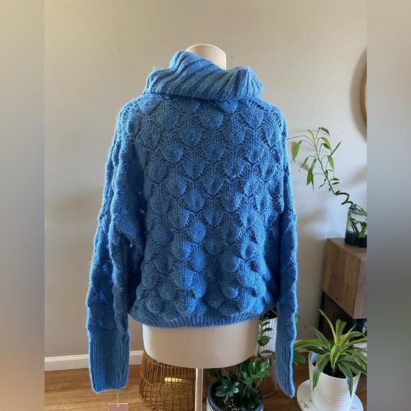 Bubble Stitch Open Knit Turtleneck blue Sweater
FRNCH size S/M - Picture 6 of 11